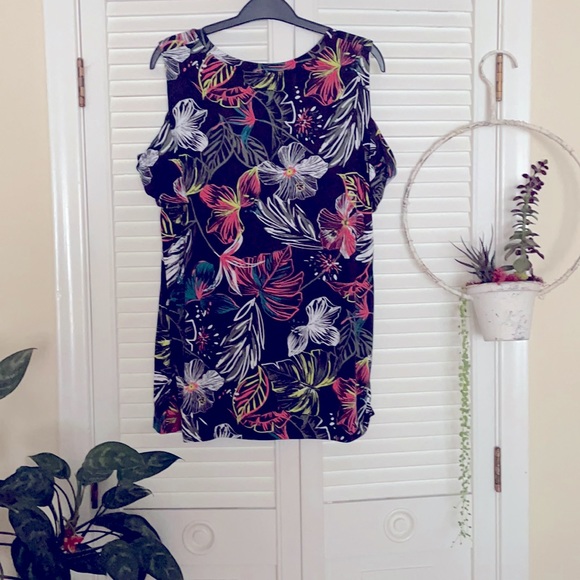 🌺 2 for $20 Tropical flower & picaboo shoulders - Picture 2 of 2
